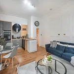 Spacious Two Bedroom Apartment In Camden